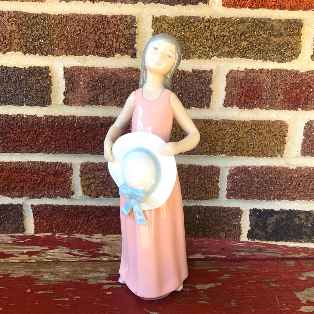 Spain Lladro The Dreamer # 5008 young girl with sun hat 10” tall mint condition